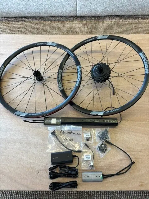 PAIRE DE ROUES FSA SYSTEM HM1 ALLIAGE 29" DB-6B TLR + BATTERIE + CHARGEUR
